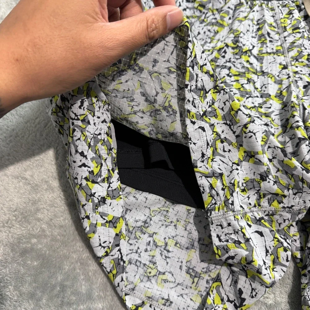 REI Co-op Swiftland Lined Running Shorts Mens Small Grey Lime Abstract Print 7in
